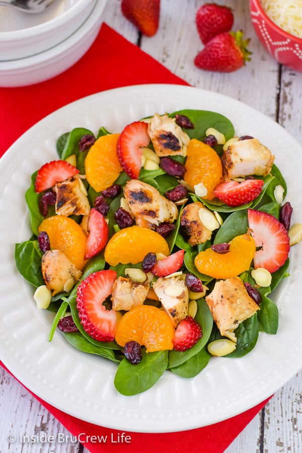 Strawberry Orange Spinach Salad - fresh fruits, nuts, and cheese make this spinach salad taste amazing! Try this easy recipe for summer dinners! #salad #strawberry #spinach #healthy #grilledchicken