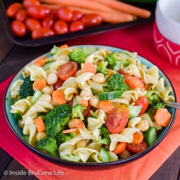 A bowl filled with pasta and veggies.