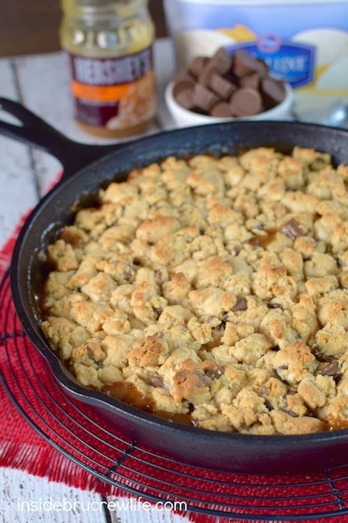 A skillet filled with apple crisp.