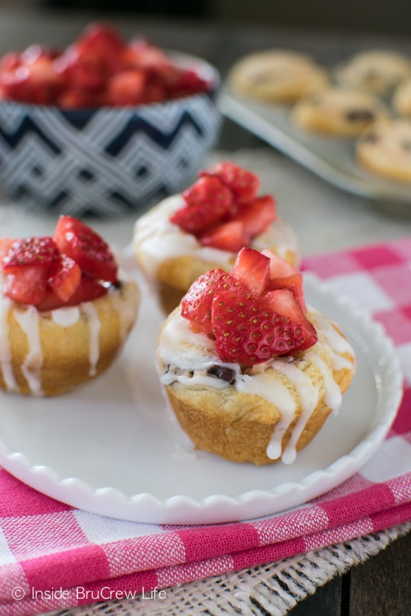 These easy muffin rolls are filled with strawberry cream cheese and chocolate chips. Fresh berries and glaze make them so pretty for breakfast or brunch parties!