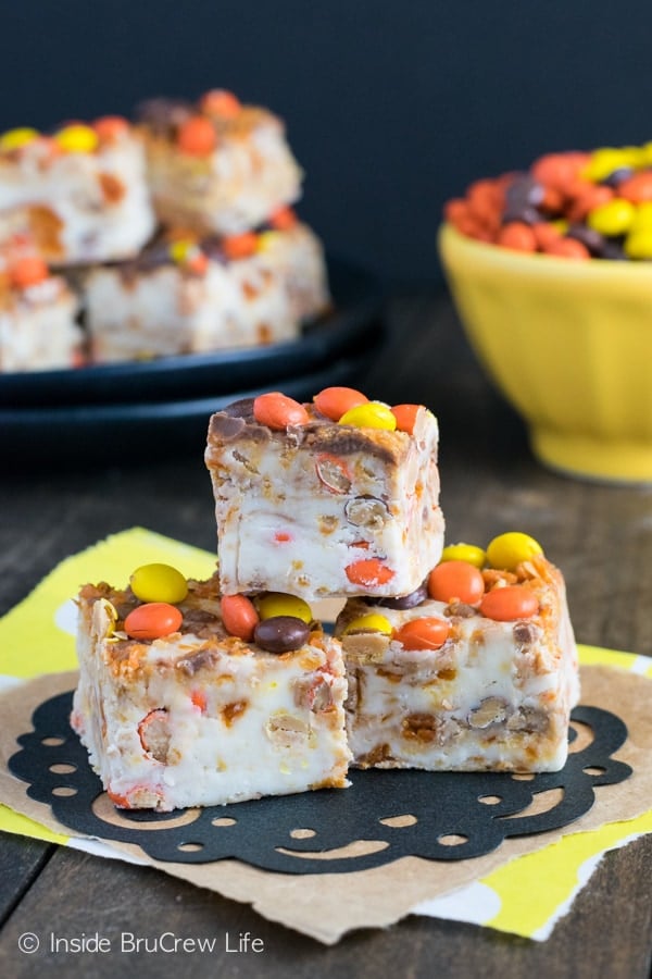 Adding Butterfinger bars and Reese's Pieces to white chocolate fudge is a very good idea!