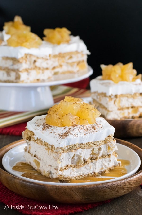 Two plates with squares of cinnamon apple icebox cake topped with apple pie filling