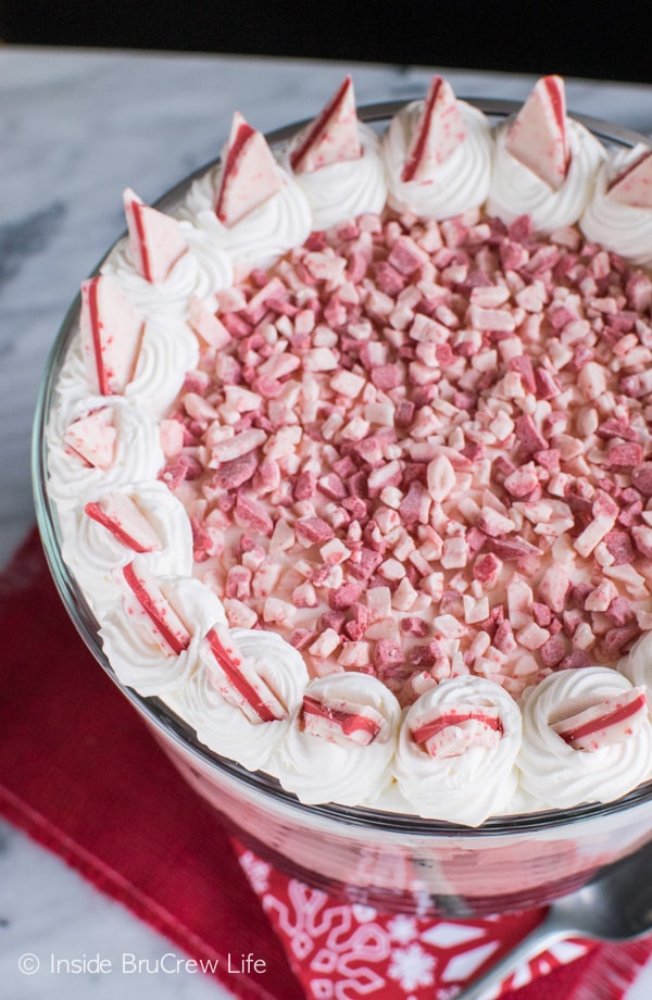  Peppermint Brownie Trifle-peppermint ostekake og brownies kan legges sammen for å lage en enkel og fancy ferie dessert. # nobakecheesecake # ferie # brownies # trifle # peppermintcheesecake