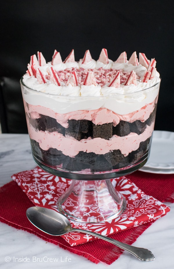 Peppermint Brownie trifle - brownie cubes e sem cheesecake de bolos em camadas com Peppermint chips é uma sobremesa deliciosa e bonita. nobakecheesecake holiday brownies trifle peppermintcheesecake