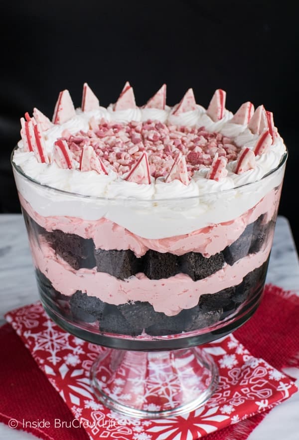 Peppermint Brownie Trifle-lager av hemlagade brownies no bake cheesecake gör denna enkla efterrätt till en imponerande behandling att ta med till semesterfester! #pepparmynta #nobakecheesecake # semester #brownies #bagatell #peppermintcheesecake