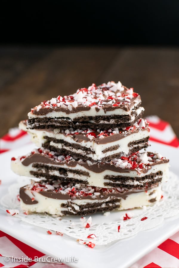 Peppermint Oreo Bark - white chocolate and dark chocolate layered with Oreo Thins and topped with peppermint bits. Make this easy no bake recipe for holiday parties! #oreo #peppermint #chocolatebark #nobake #chocolate 