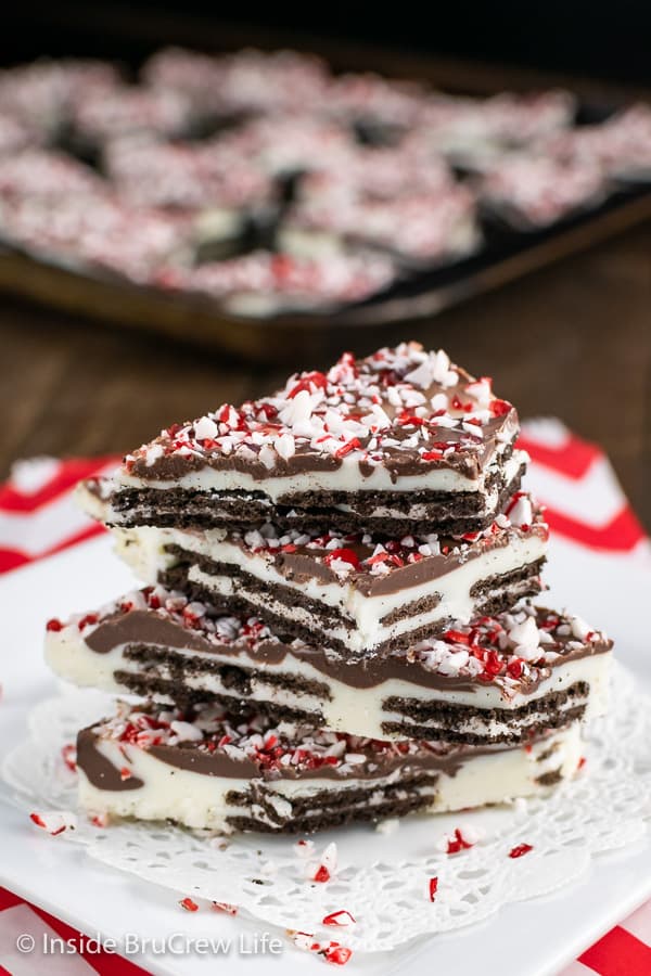 Peppermint Oreo Bark - the layers of cookies and chocolate topped with peppermint bits makes a fun and easy treat for holiday parties! #oreo #peppermint #chocolatebark #nobake #chocolate 