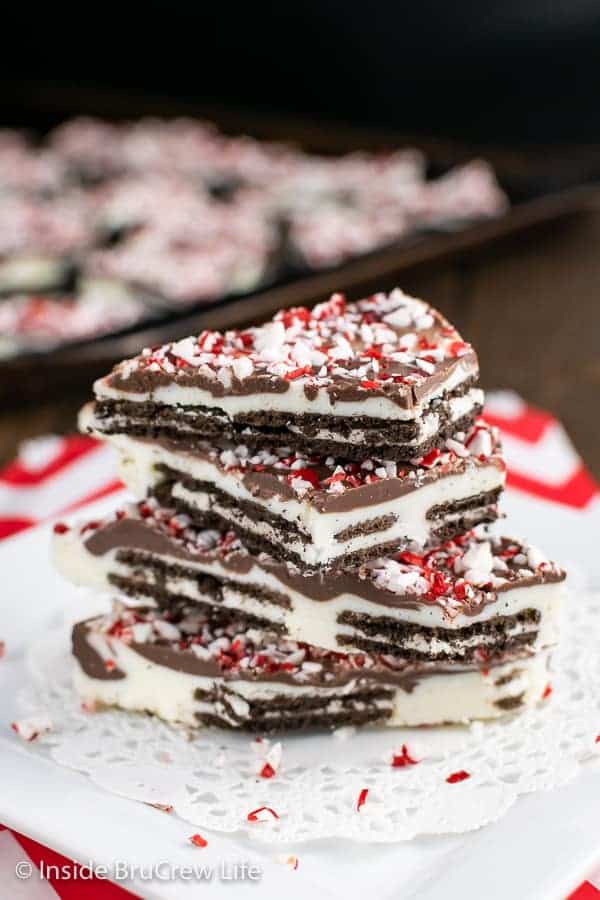 Peppermint Oreo Bark - swirls of chocolate, chocolate cookies, and peppermint bits makes an easy dessert for the holidays. Make this no bake recipe for all your holiday parties and cookie exchanges! #oreo #peppermint #chocolatebark #nobake #chocolate 