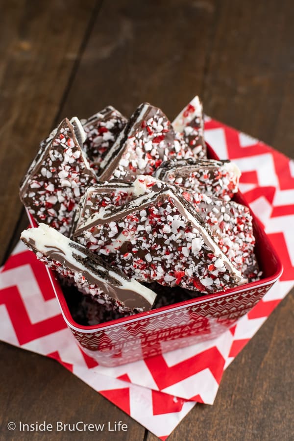 Peppermint Oreo Bark - white chocolate, dark chocolate, Oreo Thins and peppermint bits makes this chocolate candy disappear in a hurry. Great recipe to make for holiday parties! #oreo #peppermint #chocolatebark #nobake #chocolate 