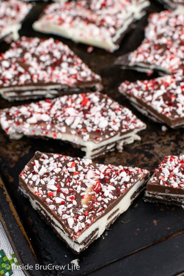 Peppermint Oreo Bark - two kinds of chocolate, Oreo Thins, and peppermint bits make an easy 15 minute dessert that you can share at holiday parties. #oreo #peppermint #chocolatebark #nobake #chocolate 