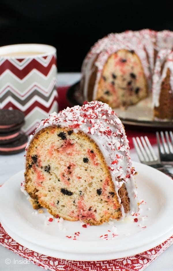 https://insidebrucrewlife.com/wp-content/uploads/2015/12/White-Chocolate-Peppermint-Oreo-Cake-3-1.jpg