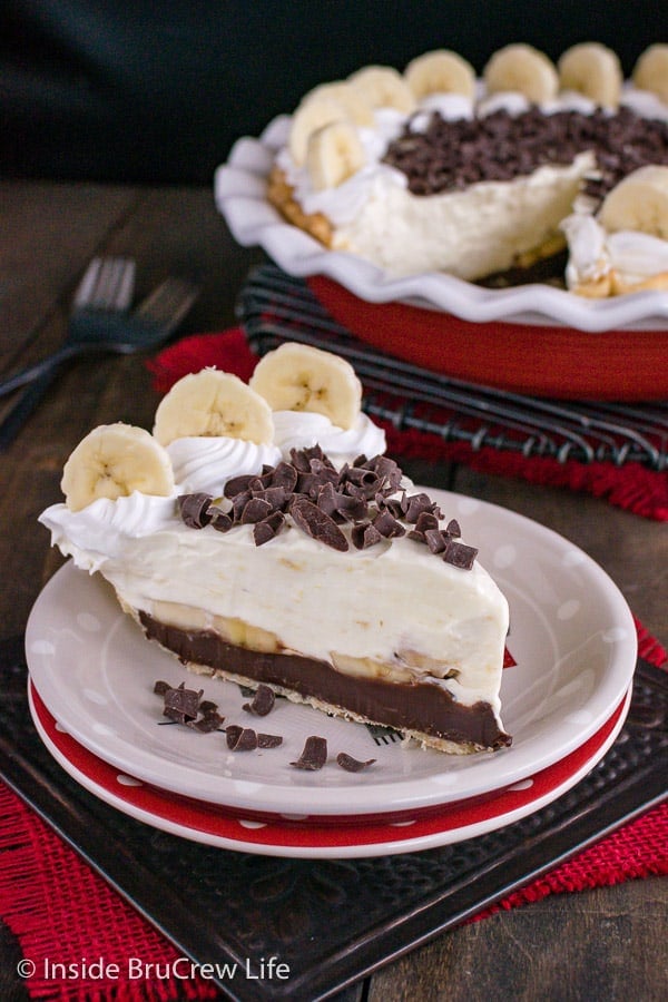 Fudge Bottom Banana Cream Pie - the sweet layers of fudge, bananas, and pudding make this pie taste great. Make this recipe for an easy dessert on busy days! #bananacream #banana #pie #recipe #blackbottompie