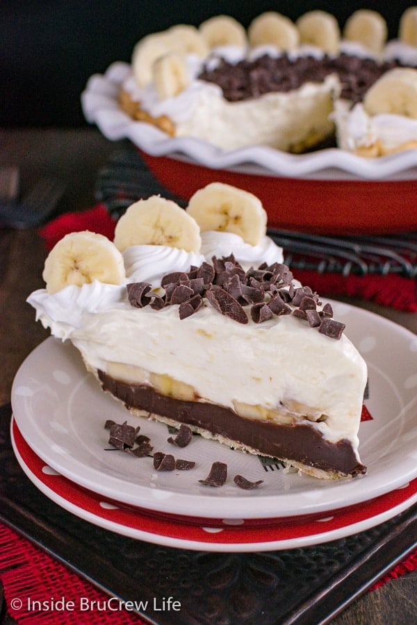 Fudge Bottom Banana Cream Pie - layers of fudge, banana, and banana cheesecake pudding makes this pie taste so good. Make this easy recipe for dessert. #bananacream #banana #pie #recipe #blackbottompie
