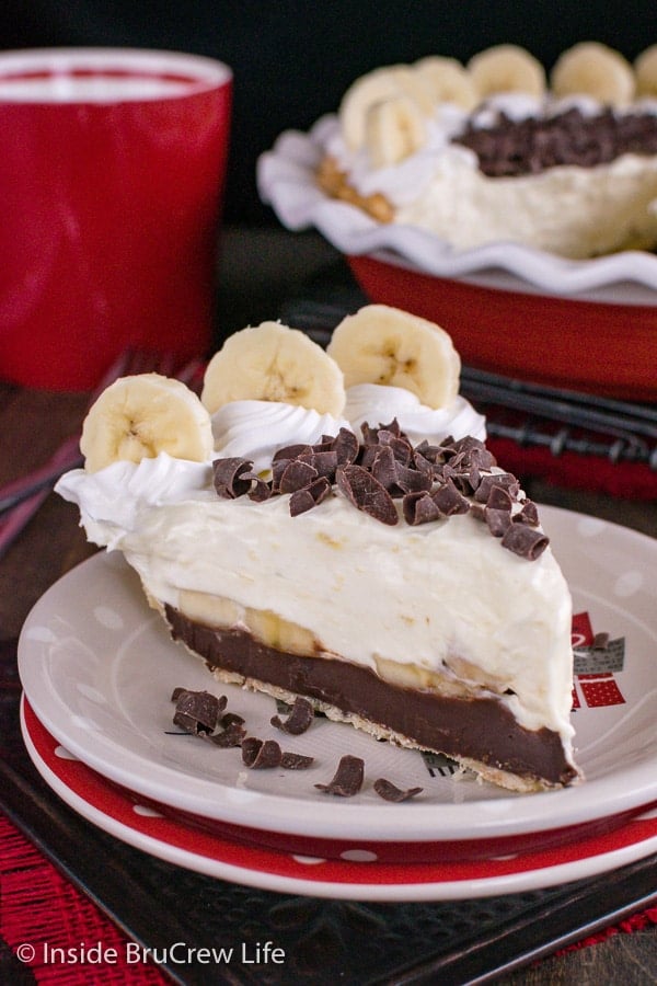 Fudge Bottom Banana Cream Pie - layers of fudge, banana, and pudding in a flakey pie crust is the perfect dessert for a busy day. #bananacream #banana #pie #recipe #blackbottompie