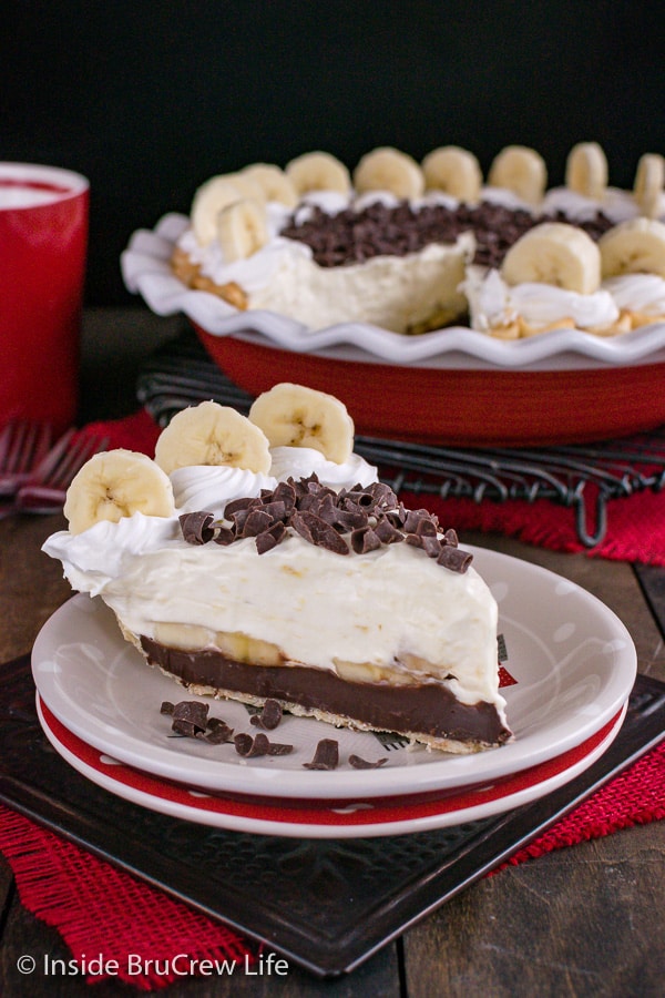 Fudge Bottom Banana Cream Pie - fresh bananas, pudding, and a fudge layer make this pie taste amazing! Easy recipe to make for dessert on busy days! #bananacream #banana #pie #recipe #blackbottompie