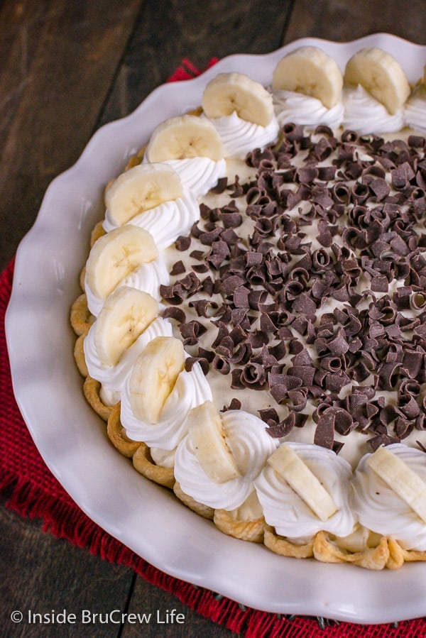 Fudge Bottom Banana Cream Pie - banana pudding, fudge, and fresh bananas make this sweet pie taste so good. Great recipe for an easy dessert! #bananacream #banana #pie #recipe #blackbottompie