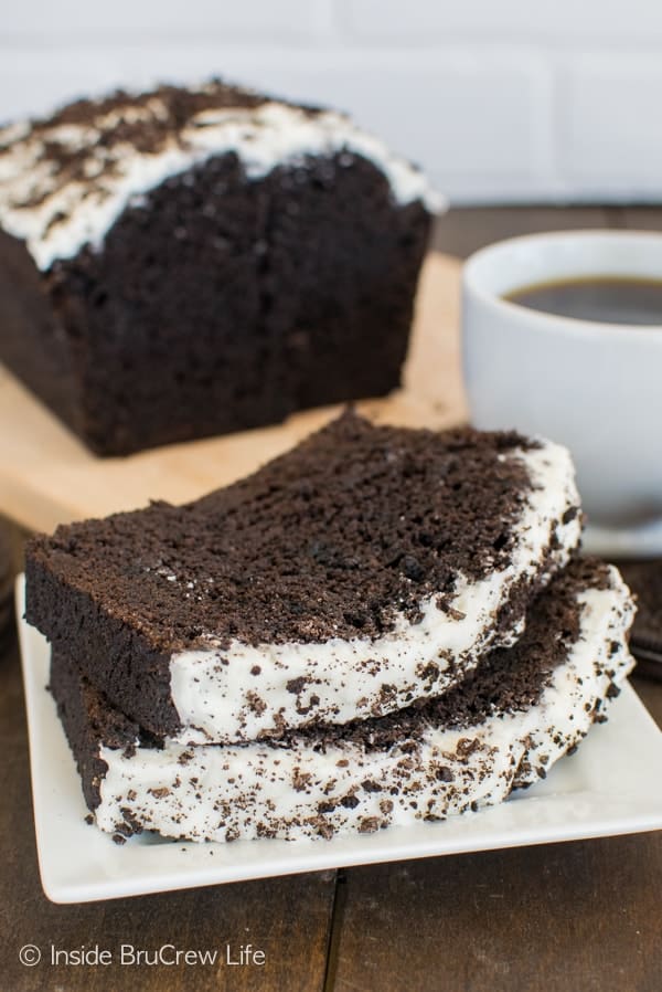 Chocolate Cookies and Cream Banana Bread - chocolate banana bread loaded with cookie chunks and frosting. Great breakfast recipe.