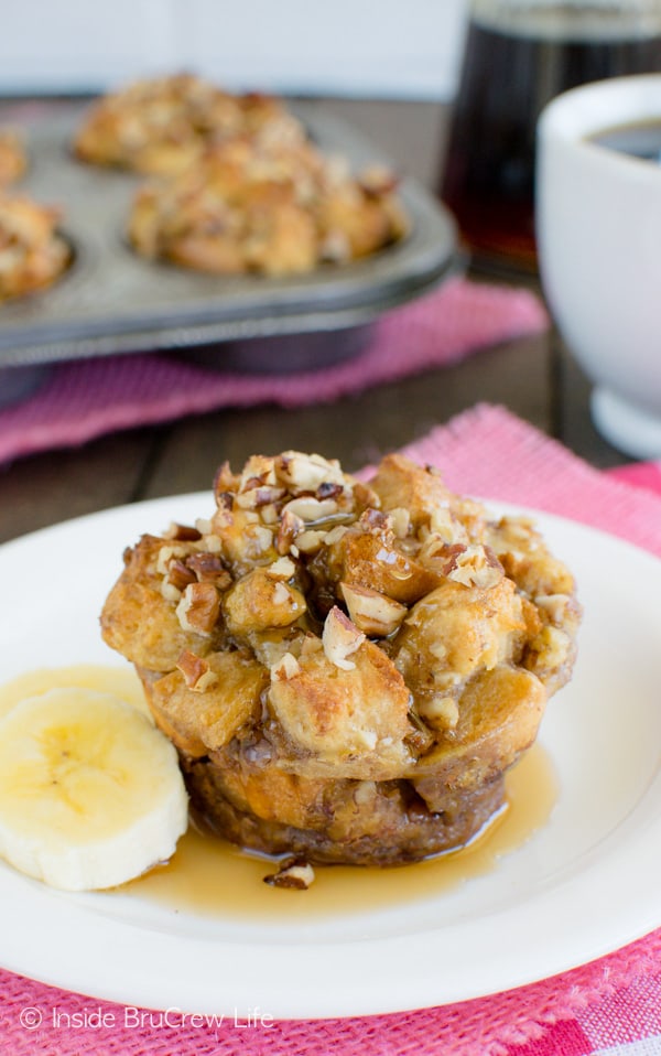 Banana Praline French Toast Muffins - pecans and bananas add a fun twist to these breakfast muffins! Awesome recipe!