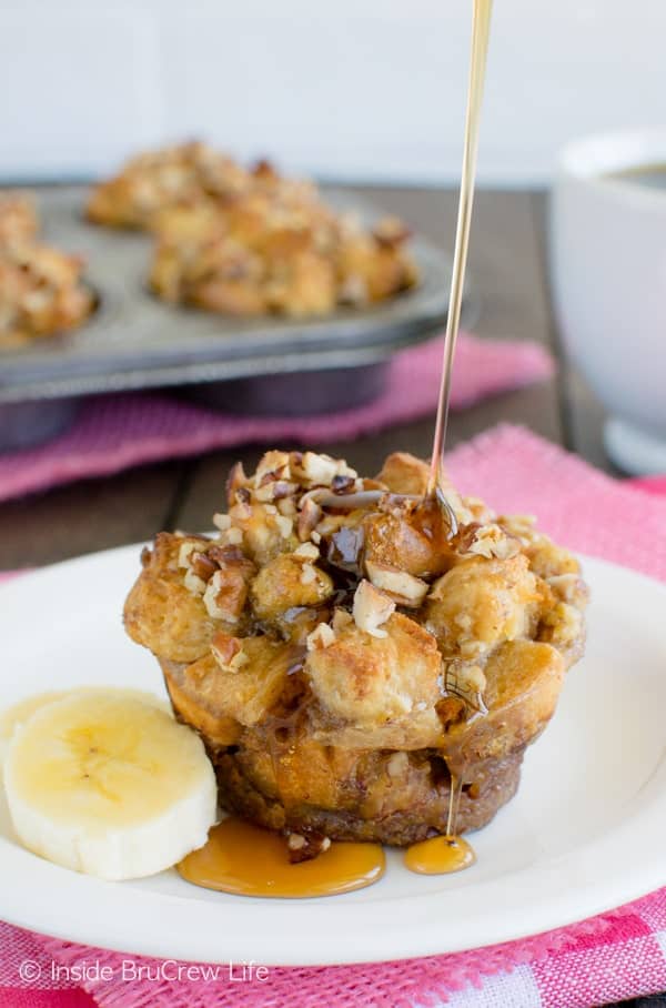 Banana Praline French Toast Muffins - these easy breakfast muffins are loaded with bananas and pecans. Maple syrup adds a fun flair!