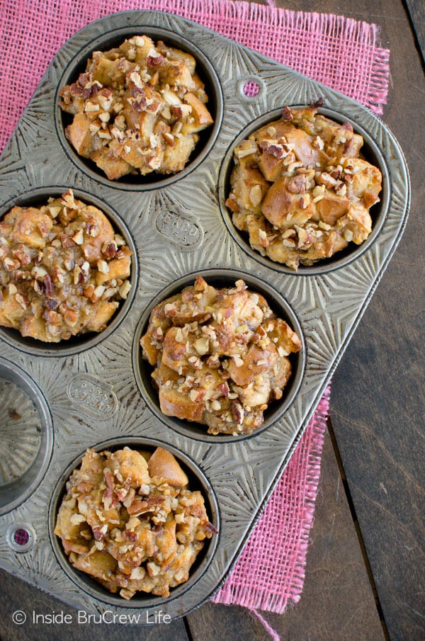 Banana Praline French Toast Muffins - these easy breakfast muffins are full of banana and pecans. Great recipe!