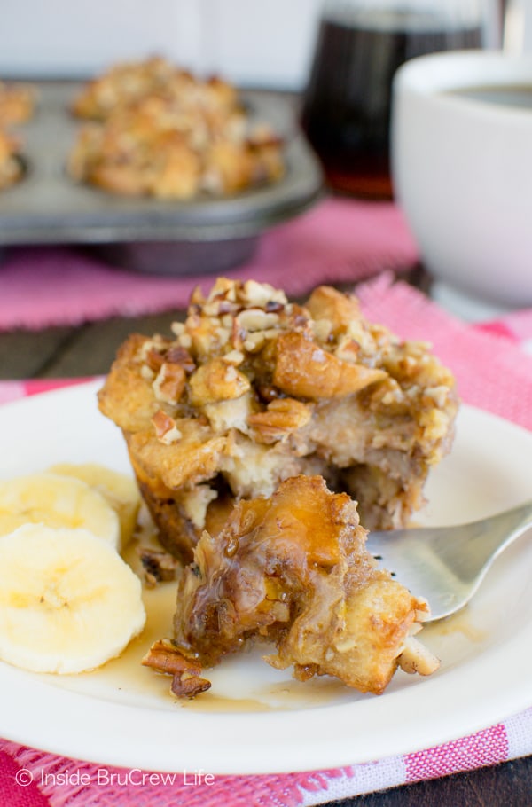These gooey Banana Praline French Toast Muffins are full of bananas and pecans. Great breakfast recipe!