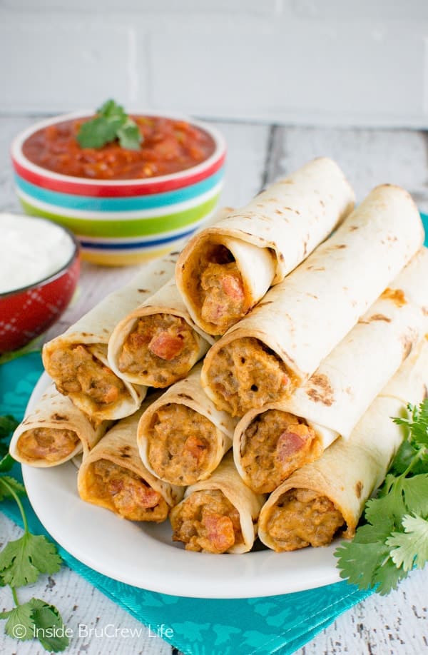 Cheesy Taco Taquitos - these easy taco bites are loaded with meat, cheese, & tomatoes. Great 30 minute dinner recipe!