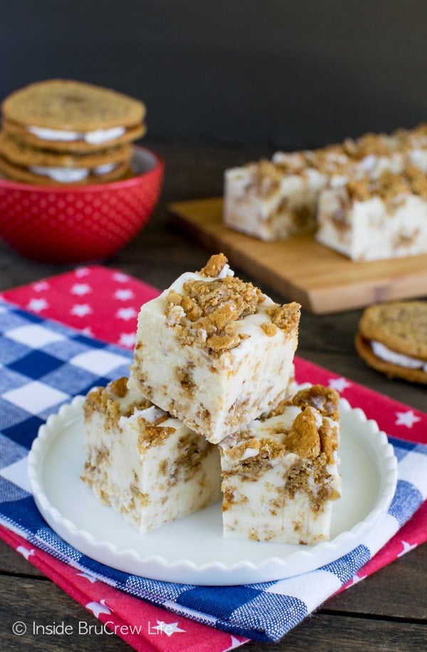 White Chocolate Oatmeal Creme Pie Fudge - soft marshmallow fudge loaded with oatmeal cookies is a good thing! Great no bake dessert recipe!