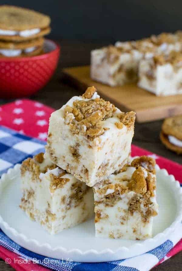 White Chocolate Oatmeal Creme Pie Fudge - this easy 4 ingredient fudge is loaded with soft oatmeal cookies. Awesome no bake dessert recipe!