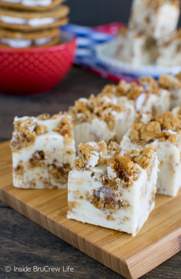 Adding soft oatmeal cookies and marshmallow cream makes this White Chocolate Oatmeal Creme Pie Fudge absolutely irresistible! Great no bake dessert recipe!