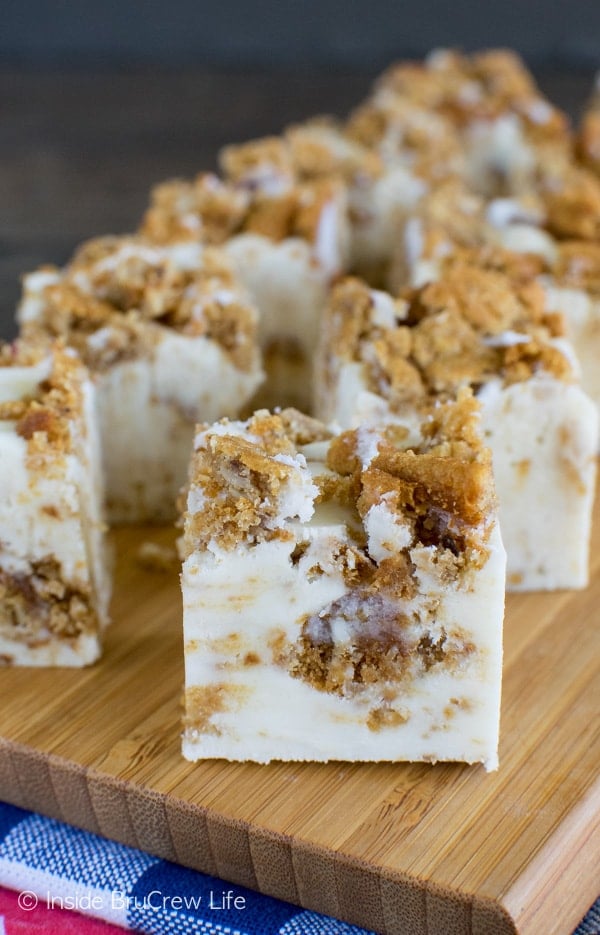 This easy White Chocolate Oatmeal Creme Pie Fudge is loaded with soft oatmeal cookies and marshmallow cream. Awesome no bake dessert recipe!