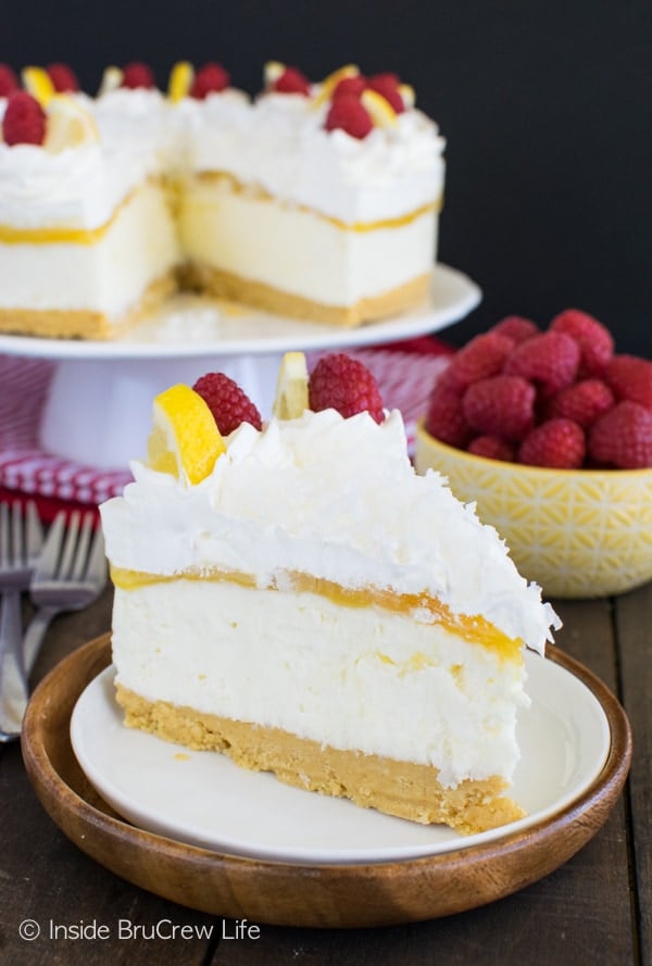No Bake Lemon Macaroon Cheesecake - the cookie layer and lemon curd add so much flavor to this easy coconut cheesecake! Great dessert recipe!
