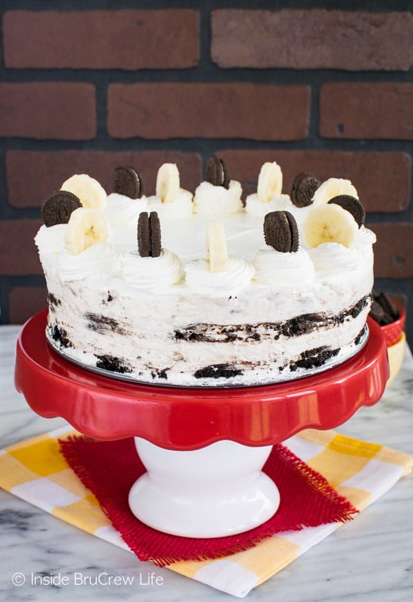Layers of cookies and cheesecake in this Oreo Banana Cream Icebox Cake will have you asking for another slice. Awesome no bake dessert recipe!