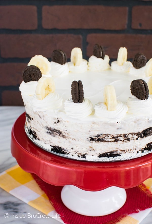 Banana cheesecake and chocolate cookies give this Oreo Banana Cream Icebox Cake a delicious flavor. Perfect no bake dessert recipe for hot summer days.