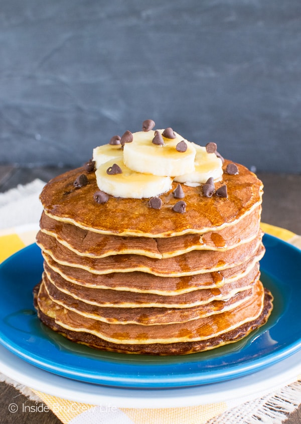 Skinny Peanut Butter Banana Pancakes - these easy pancakes are made from eggs, bananas, & peanut butter powder. Awesome healthy recipe!