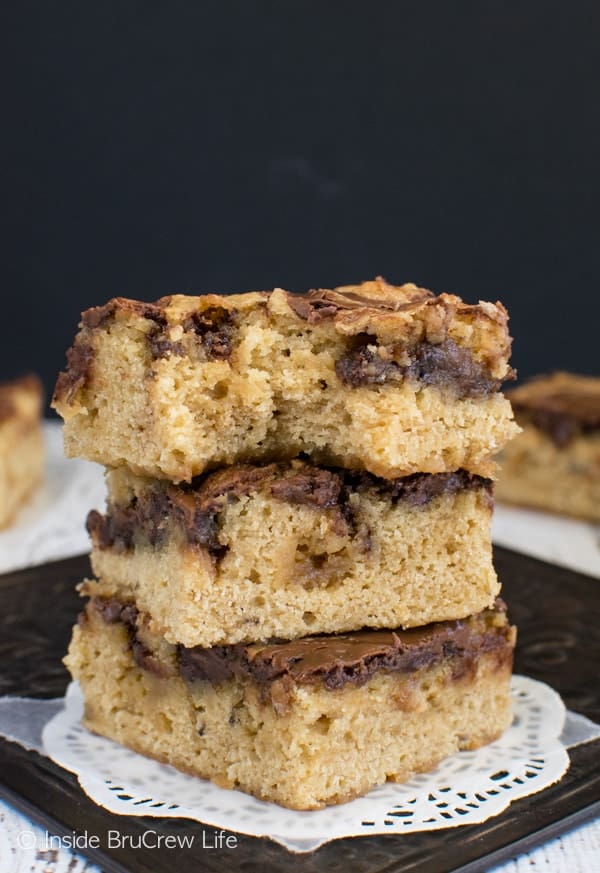 Banana Nutella Blonde Brownies - swirls of chocolate make these soft banana bars taste amazing! Awesome dessert recipe!