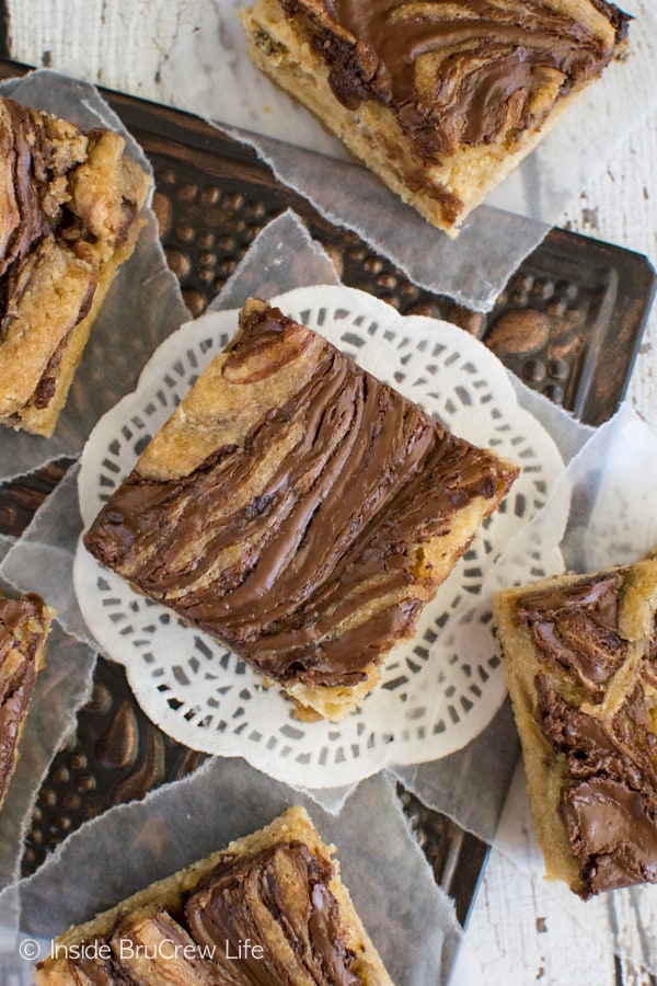 Nutella swirls on top of these soft Banana Nutella Blonde Brownies make them irresistible! Awesome dessert recipe! 