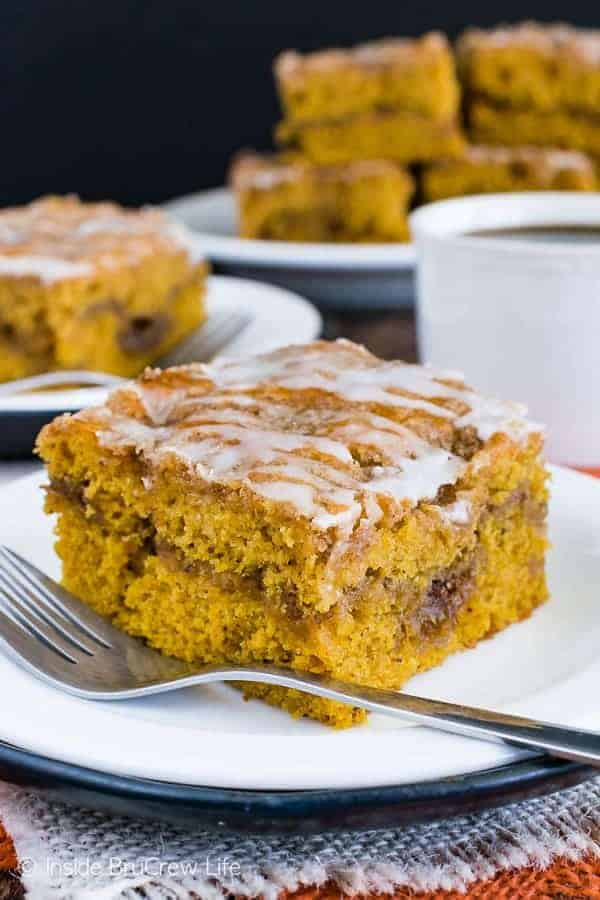 Cinnamon Roll Pumpkin Cake - cinnamon sugar pockets and a drizzle of glaze makes this pumpkin cake amazing! Try this recipe for fall breakfasts! #pumpkin #breakfast #coffeecake #cinnamonroll #brunch #fall #recipe