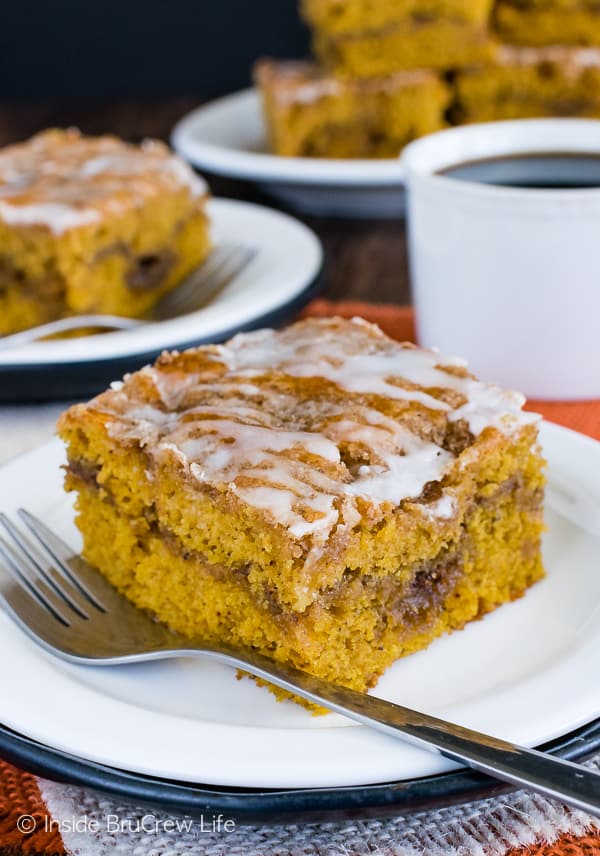 Cinnamon Roll Pumpkin Cake - swirls of brown sugar make this coffee cake a delicious recipe for fall breakfast. Make this sweet cake and watch it disappear in a hurry! #pumpkin #breakfast #coffeecake #cinnamonroll #brunch #fall #recipe