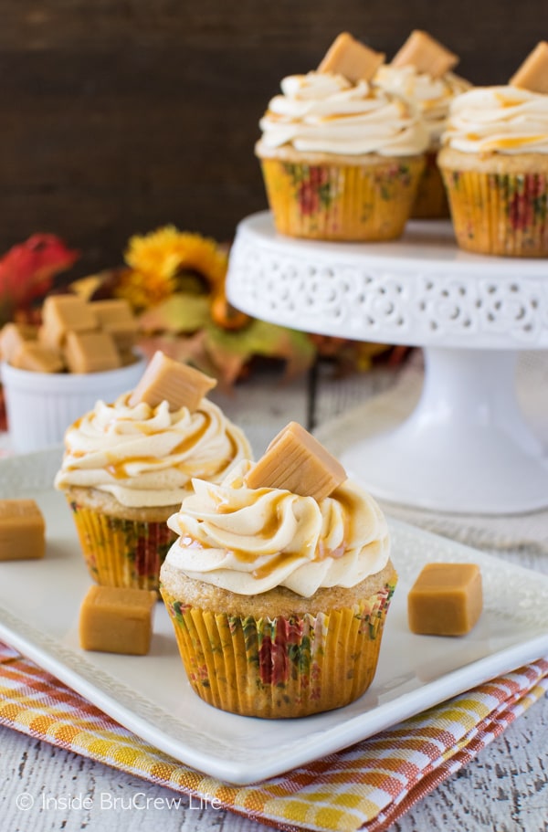 Banana Caramel Cupcakes - easy banana cupcakes with caramel frosting and candies. Great dessert recipe!