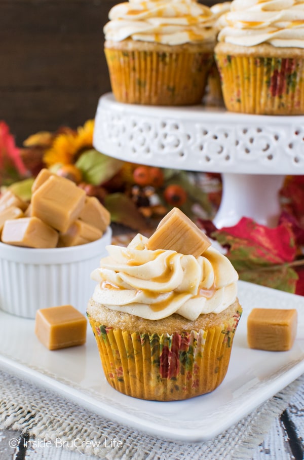 Banana Caramel Cupcakes - easy banana cupcakes with caramel frosting, drizzles, and candy. Great dessert recipe!