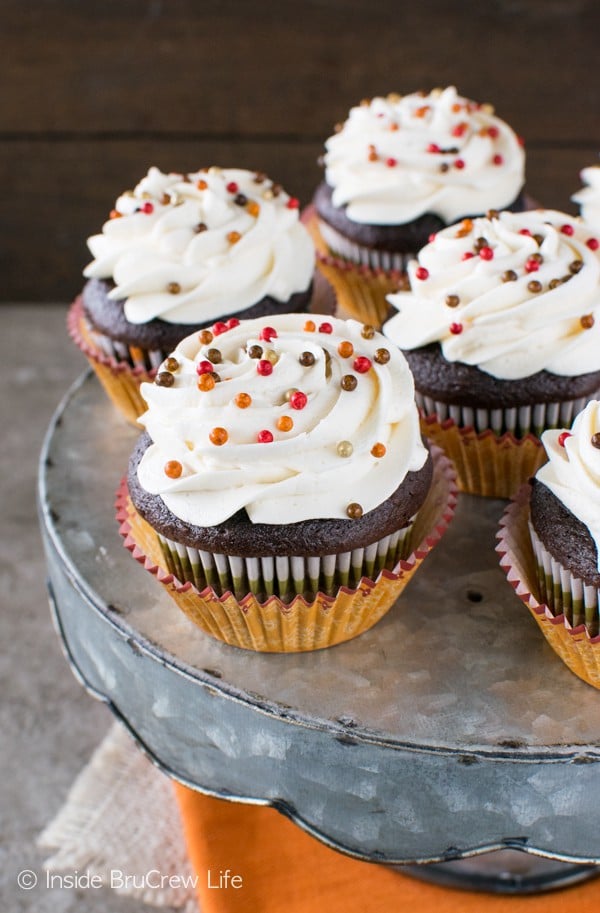 Cupcakes umplute cu cremă de dovleac și ciocolată