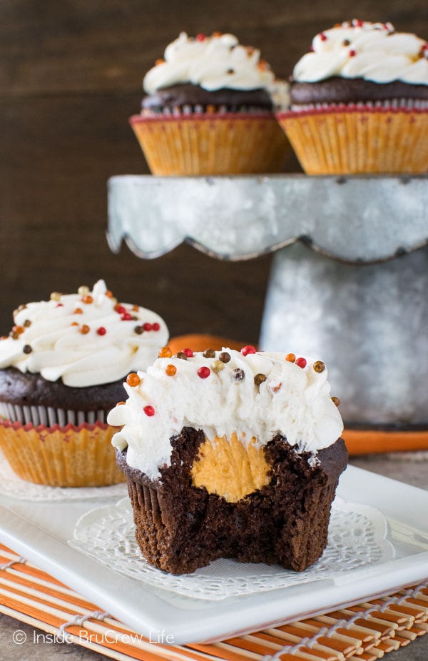 Cupcakes fourrés à la crème de citrouille au chocolat - les cupcakes au chocolat avec un centre de crème de citrouille est la recette parfaite pour les fêtes d'automne