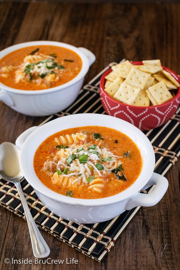 Creamy Italian Tomato Soup - this easy tomato soup is ready in just under 30 minutes. Great dinner recipe for busy nights! #soup #tomato #homemade #creamytomato #dinner
