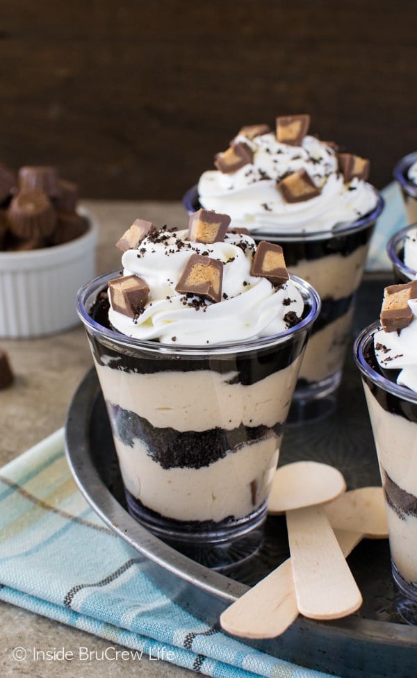 No Bake Peanut Butter Fudge Cheesecake Parfaits - easy little treats full of peanut butter and cookie goodness. Great mini dessert recipe!