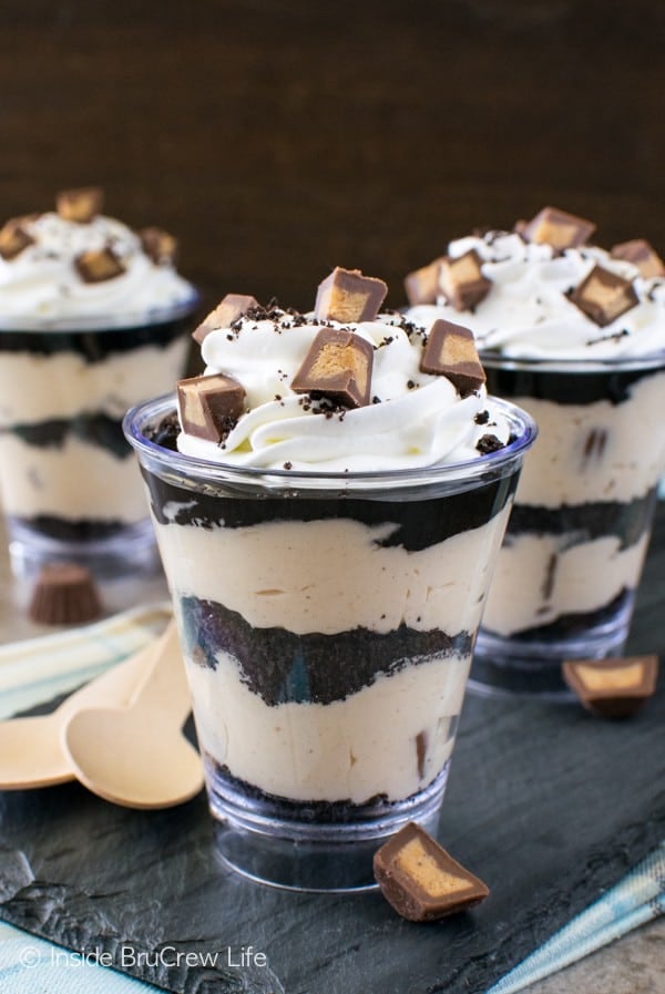 No Bake Peanut Butter Fudge Cheesecake Parfaits - layers of peanut butter and cookies make you want to lick the cup clean. Great mini dessert recipe for parties!