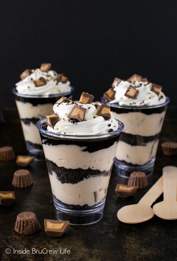 These easy No Bake Peanut Butter Fudge Cheesecake Parfaits have layers of peanut butter, cookies, and fudge. Great mini dessert recipe!