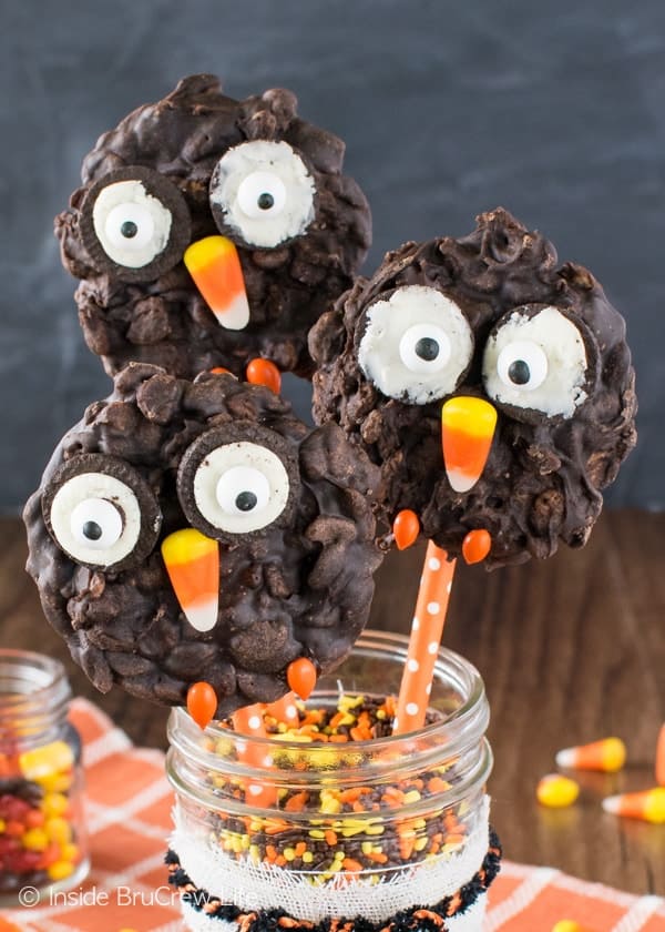 No Bake Rice Krispies Owl Cookies - these easy no bake crispy cookies are decorated to look like a cute owl. Great treat for kids to help make at fall parties!