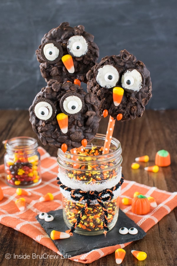 Cookies and candies make these No Bake Rice Krispies Owls Cookies a fun treat to share at fall parties!