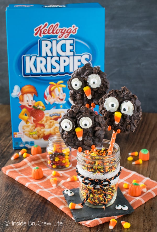 No Bake Rice Krispies Owl Cookies - these cute crispy cookies are decorated to look like owls. Great treat for kids to help make at fall parties!