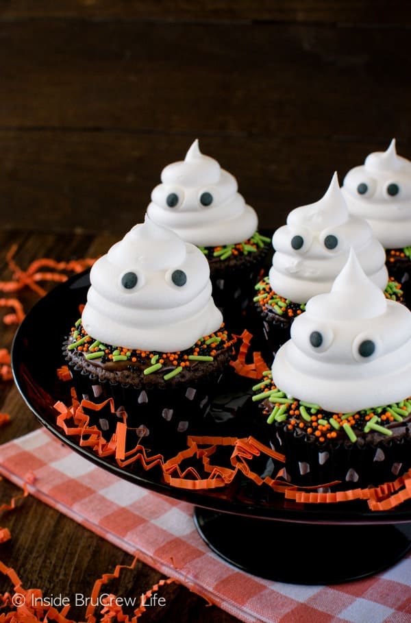 Ghost Brownie Cupcakes - a hidden Oreo cookie and Cool Whip ghost make these a fun and easy Halloween treat recipe!